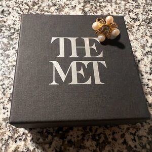 The Met Gold and Pearl Women's Ring